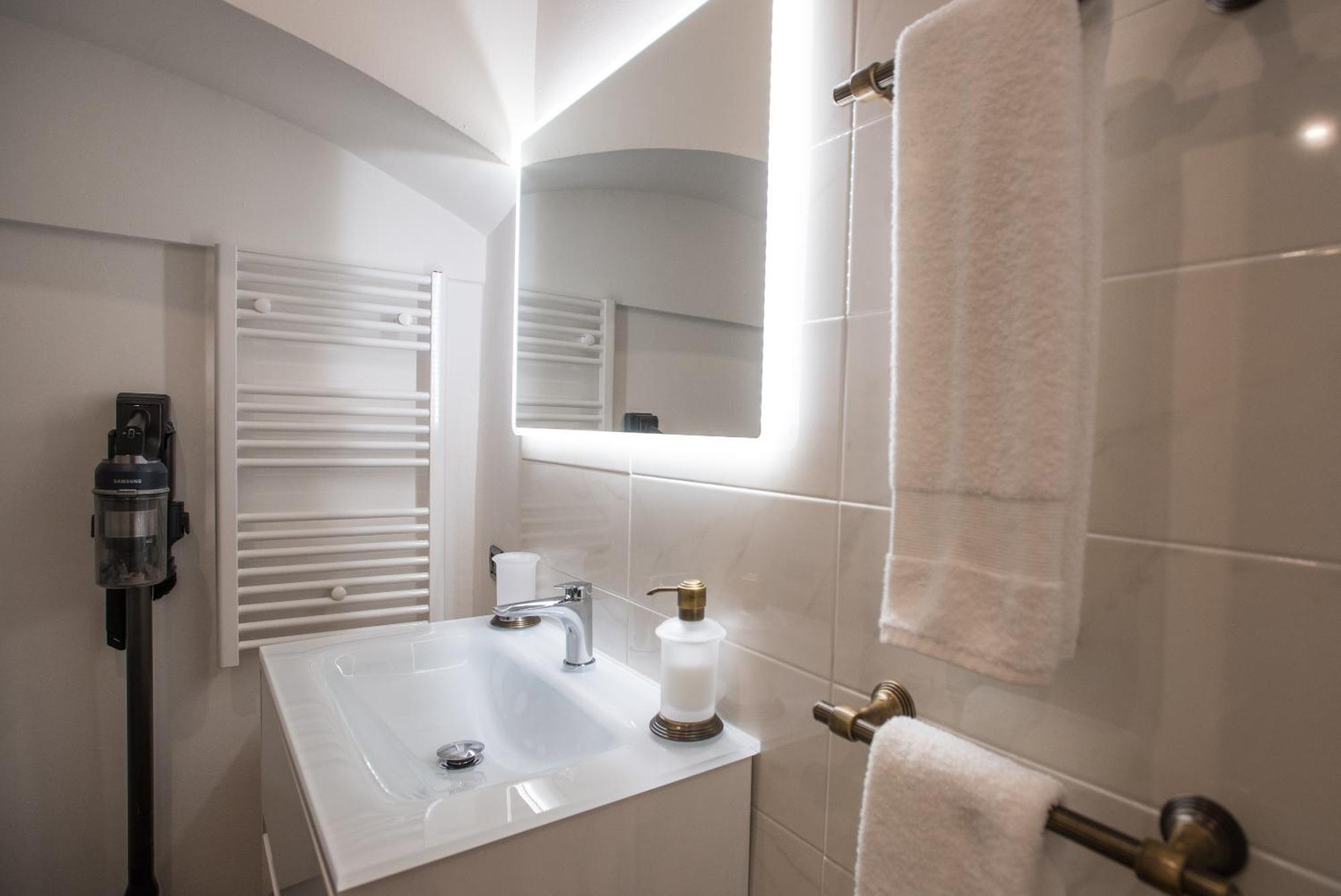 Apartment In The City Centre - Free Parking Cagliari Exterior photo